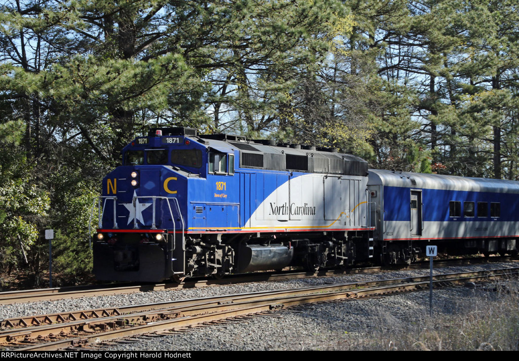 RNCX 1871 leads train P075-16